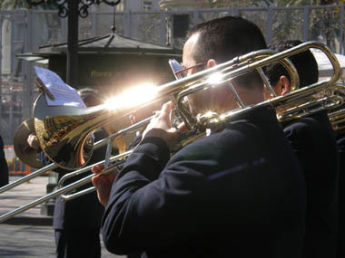 Entre des fanfares dans Valence pendant les Fallas