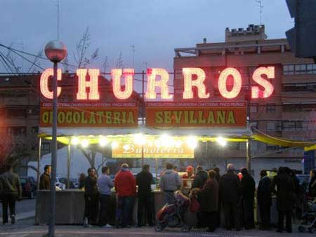 Vendeurs de beignets et de chocolat chaud pendant les Fallas