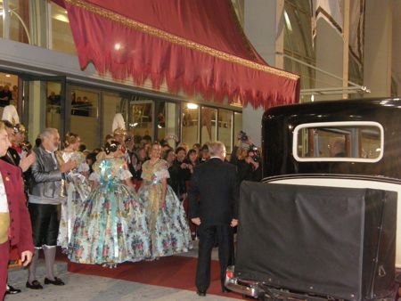 Arrive des Falleras au Palais de la Musique