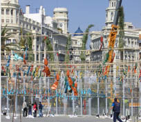 Préparatifs de la mascletà sur la Place de la Mairie Préparatifs de la mascletà sur la Place de la Mairie